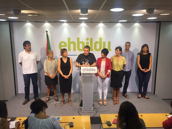 Arnaldo Otegi ha comparecido con integrantes de EH Bildu y compañeras de candidatura. (Jon URBE/ARGAZKI PRESS)