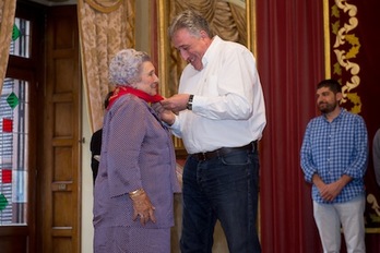 El alcalde Asiron coloca el pañuelo a Paulina Fernández. (Iñigo URIZ/ARGAZKI PRESS)