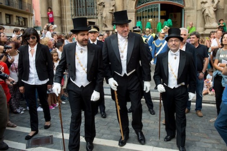 Romeo, Asiron y Abaurrea, vestidos de gala, salen del Ayuntamiento para realizar la ofrenda floral a Carlos III. (Iñigo URIZ/ARGAZKI PRESS)