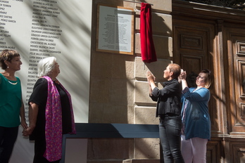 Placa conmemorativa con los nombres de los 33 docentes asesinados. (Iñigo URIZ/ARGAZKI PRESS)