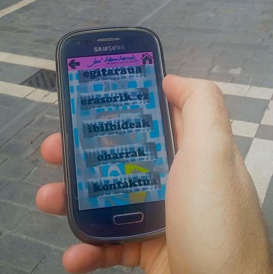 Un móvil, con la aplicación de San Fermín Txikito. 