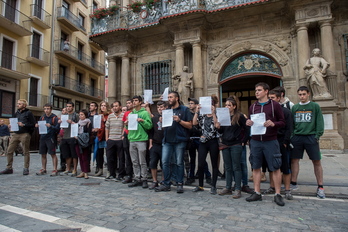 Integrantes de Herri Sanferminak muestran las multas ante el Ayuntamiento (Iñigo URIZ-ARGAZKI PRESS)