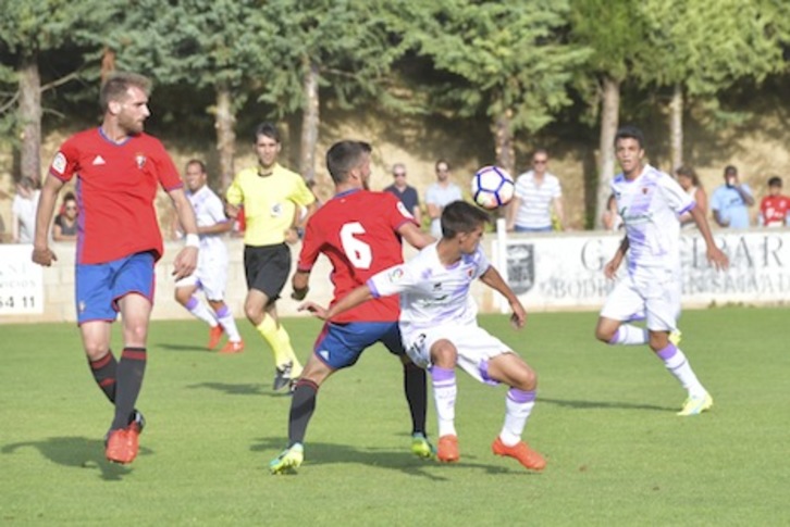 Fausto Tienza, a la izquierda, se suma a las bajas de Osasuna para el partido ante el Celta. (Idoia ZABALETA/ARGAZKI PRESS)