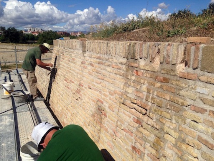 Trabajos de conservación que se están llevando a cabo en las murallas. (AYUNTAMIENTO DE IRUÑEA)