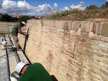 Trabajos de conservación que se están llevando a cabo en las murallas. (AYUNTAMIENTO DE IRUÑEA)