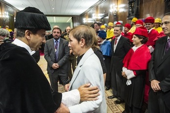 El rector de la Universidad del Opus y la presidenta Barkos conversan durante la apertura del curso académico. (Jagoba MANTEROLA/ARGAZKI PRESS)