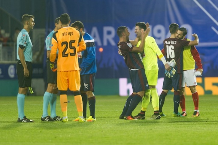 Los azulgrana, entre ellos el joven portero debutante Markel Areitio, celebran el punto conseguido. (Juanan RUIZ / ARGAZKI PRESS)