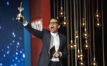 El actor Ethan Hawke, con el Premio Donostia. (Jagoba MANTEROLA / ARGAZKI PRESS)