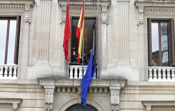 Momento en el que la bandera de la UE fue retirada de la fachada del Parlamento. (PARLAMENTO DE NAFARROA)