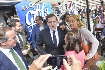 Mariano Rajoy posa junto a Gilda Truck de Alonso. (Idoia ZABALETA / ARGAZKI PRESS)