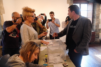 Otegi, ejerciendo su derecho a voto. (ARGAZKI PRESS)