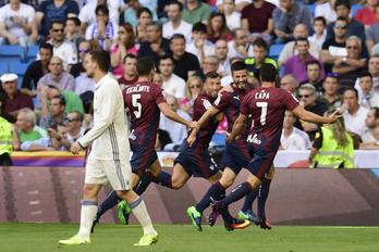 Los jugadores del Eibar celebran el gol de Fran Rico. (Javier SORIANO/AFP)