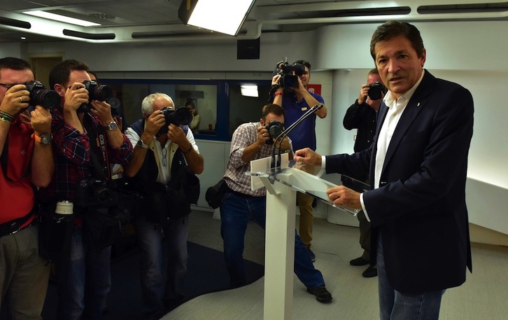 Javier Fernández, presidente de la gestora del PSOE, durante su comparecencia de prensa.