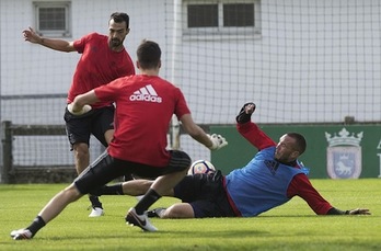 Digard, en pleno esfuerzo en el entrenamiento en Tajonar. (OSASUNA)