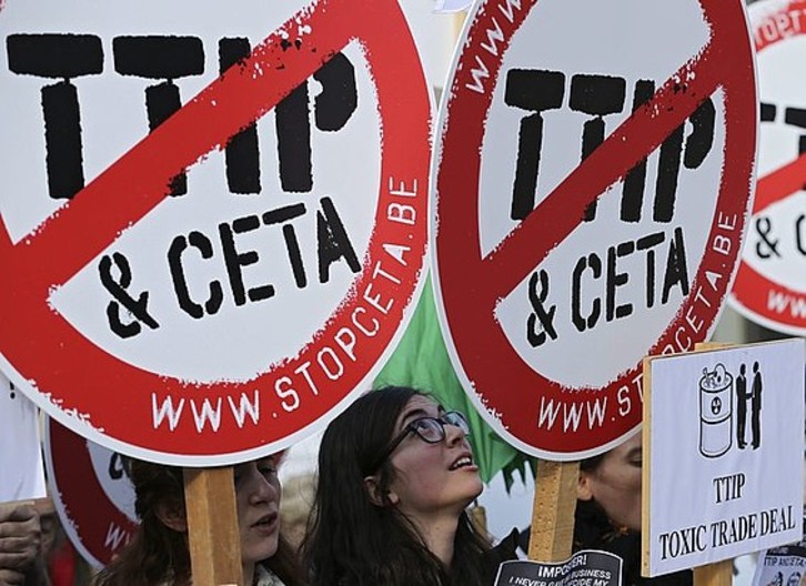 Protesta contra el TTIP y el CETA en Bruselas. (OLIVIER HOSLET / EFE)