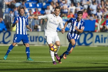 Cristiano Ronaldo, que ha hecho tres goles, toca el balón entre Alexis y Manu García. (Juanan RUIZ/ARGAZKI PRESS) 