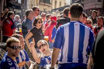 Alaves eta Osasunako zaleak elkarrekin, Gasteizen jokatu zen azken derbian. (Jaizki FONTANEDA /  ARGAZKI RPESS)