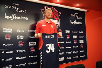 Chase Budinger, con su nueva camiseta. (@Baskonia)