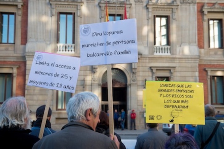 Miembros de la Plataforma de la Renta Básica, concentrados ante el Parlamento. (Iñigo URIZ/ARGAZKI PRESS)