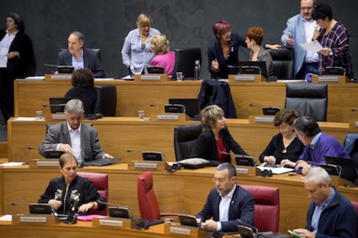 Un momento del pleno en el que se ha aprobado la nueva Renta Garantizada. (Iñigo URIZ/ARGAZKI PRESS)