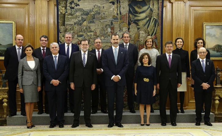 Los trece ministros han posado junto a Rajoy y Felipe de Borbón. (Ángel DÍAZ / AFP)