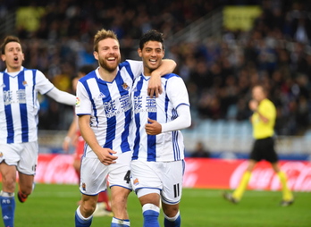 Carlos Vela ha marcado el primero y ha provocado el segundo penalti. (Gorka RUBIO / ARGAZKI PRESS)