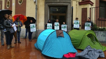 Concentración de colectivos sociales en Barakaldo. (NAIZ)