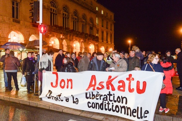 Concentración este lunes en Baiona por la libertad de Ion Kepa Parot. (Isabelle Miquelestorena)