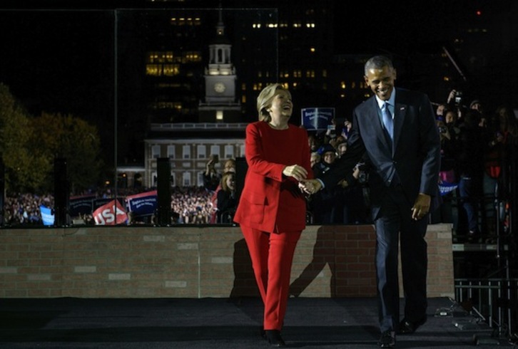 Hillary Clinton ha estado acompañada por Obama, su marido Bill y su hija Chelsea en el acto de cierre de su campaña. (Brendan SMIALOWSKI/AFP)