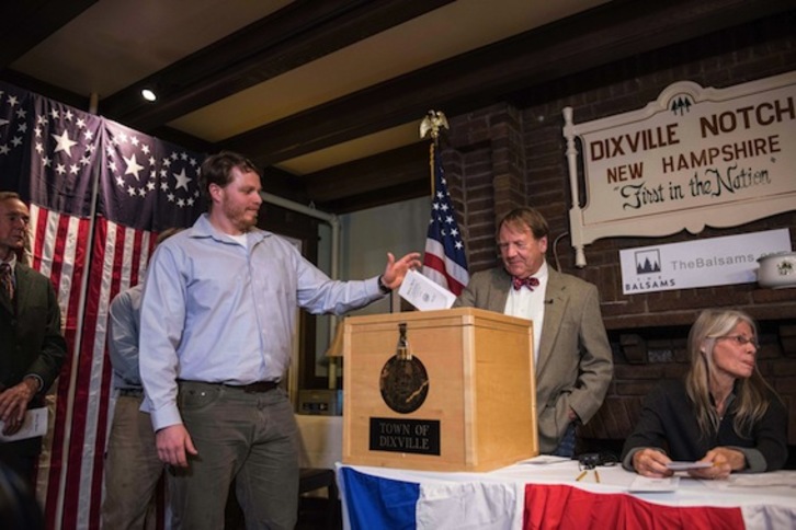 Un hombre deposita su voto en la localidad de Dixville Notch. (Alice CHICHE/AFP)