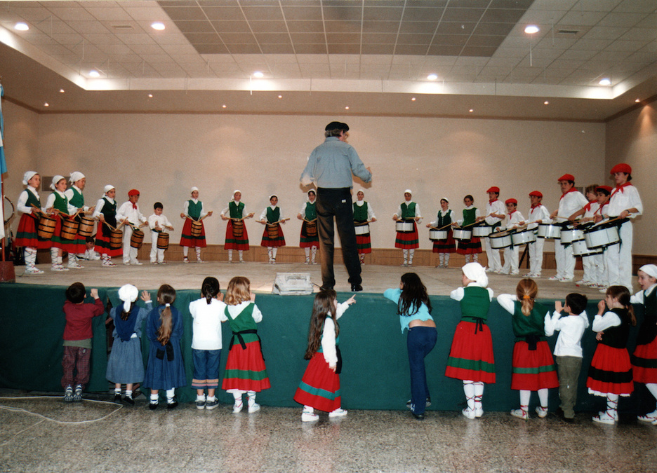 2000. Argentinan bertan ehunka dira euskal dantzak ikasten dituztenak.