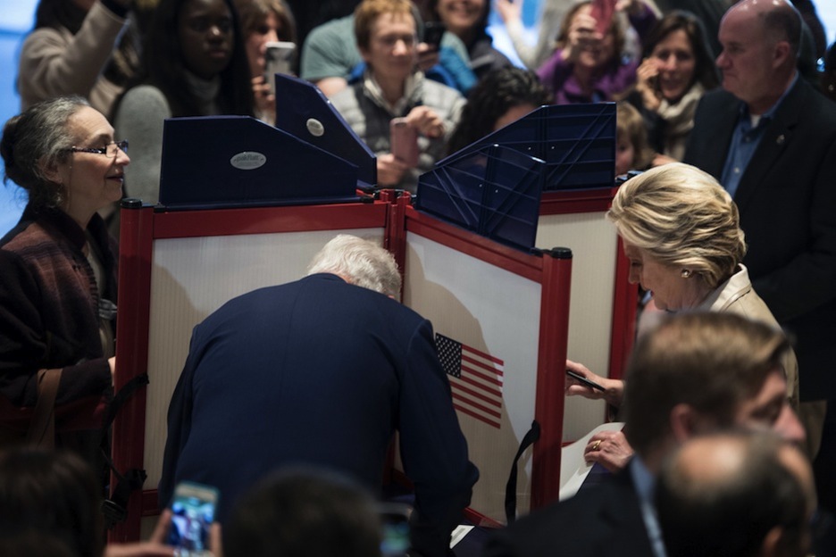 Hillary Clinton y su marido Bill han votado en Chappaqua, estado de Nueva York. (Brendan SMIALOWSKI / AFP)