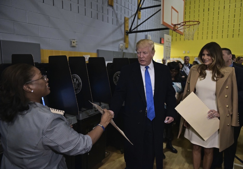 Donald Trump y su mujer Melania llegan a su colegio electoral en Nueva York. (Mandel NGAN / AFP)