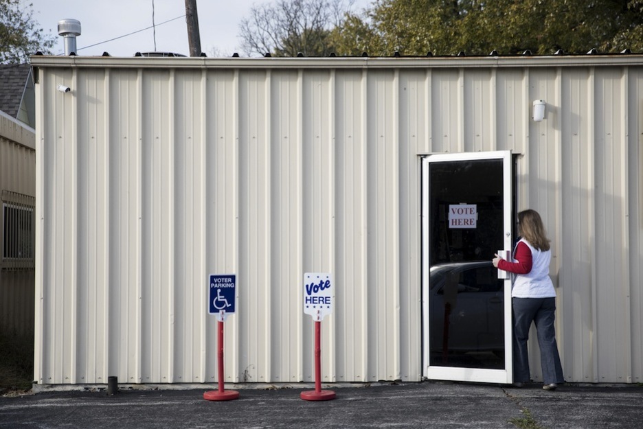 Una mujer se dirige a votar en Sibley, Missouri. (Whitney CURTIS / AFP) 