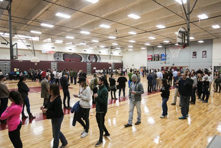 Largas colas en el Grady High School de Atlanta. (Jessica MCGOWAN / AFP) 