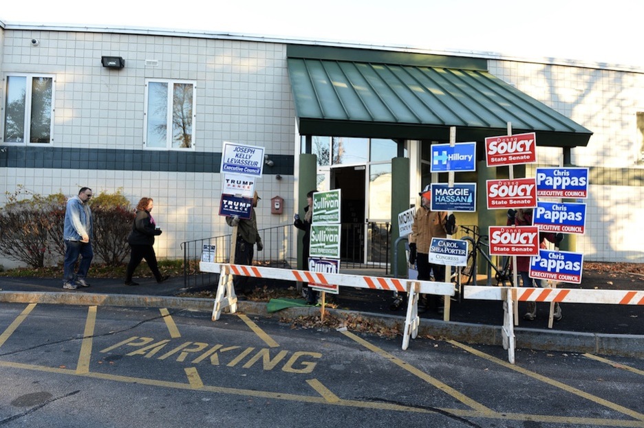 Carteles electorales a la puerta de un lugar de voto en Manchester, estado de New Hampshire. (Darren MCCOLLESTER / AFP) 