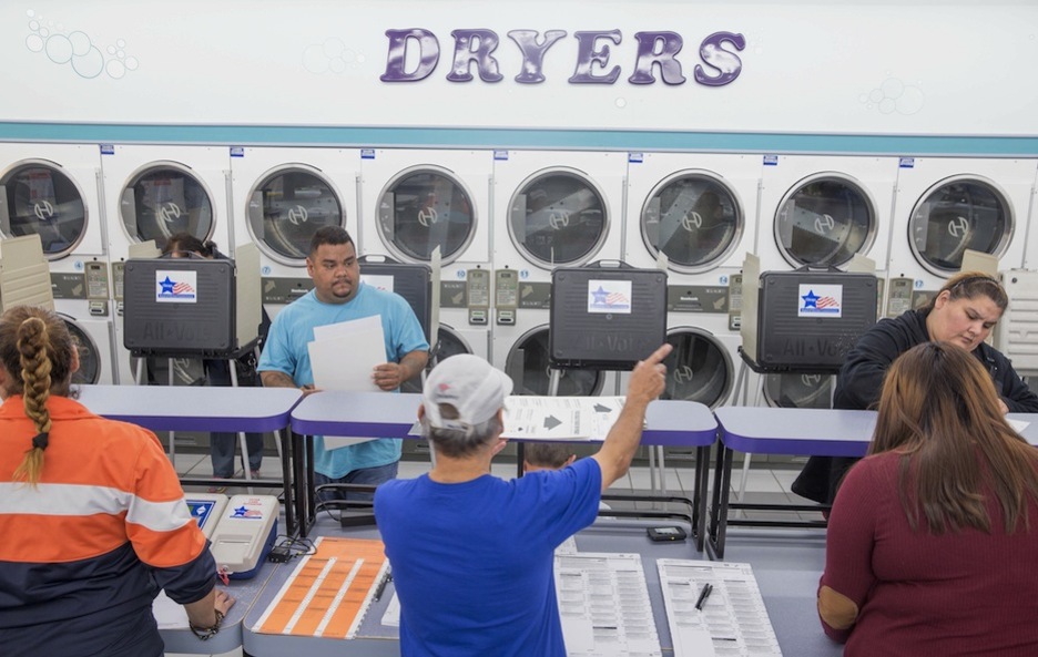 Un peculiar colegio electoral en una lavandería de Chicago. (Tasos KATOPODIS / AFP)