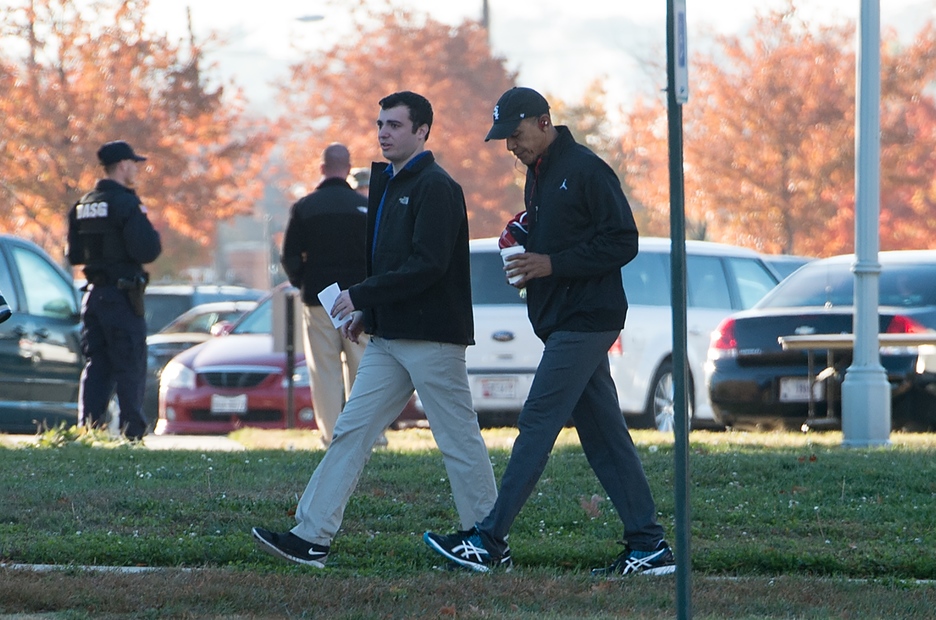 Y mientras, el presidente saliente Barack Obama se ha ido a jugar a baloncesto con sus amigos. (Nicholas KAMM / AFP)