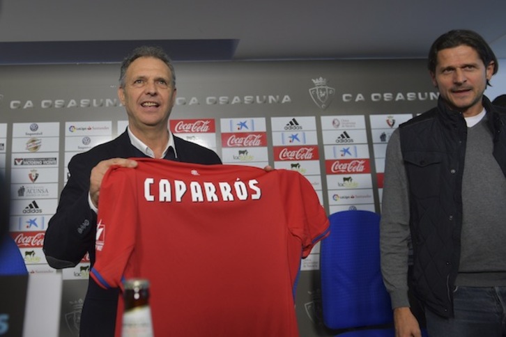 Joaquín Caparrós posa con la camiseta rojilla en su presentación como técnico de Osasuna. (Idoia ZABALETA / ARGAZKI PRESS)