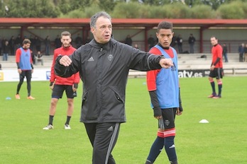 Caparros, dirigiendo su primera entrenamiento como técnico rojillo. (Idoia ZABALETA/ARGAZKI PRESS)