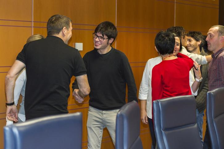 Miembros de EH Bildu y Elkarrekin Podemos, antes de una reunión. (Juanan RUIZ/ARGAZKI PRESS)