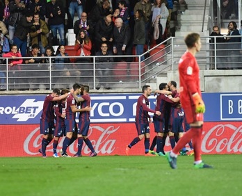 Los jugadores del Eibar celebran el gol de Rico. (Gorka RUBIO/ARGAZKI PRESS)