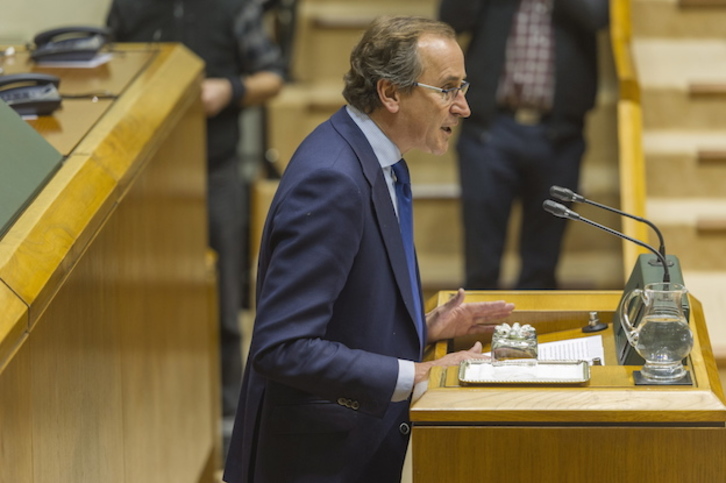 Alfonso Alonso, durante su intervención en el Parlamento de Gasteiz. (Juanan RUIZ / ARGAZKI PRESS)