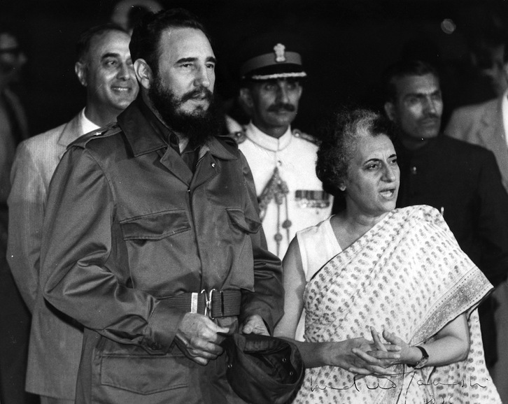India Indira Gandhi Fidel Castro Kubako presidentearekin, 1976an. (AFP)