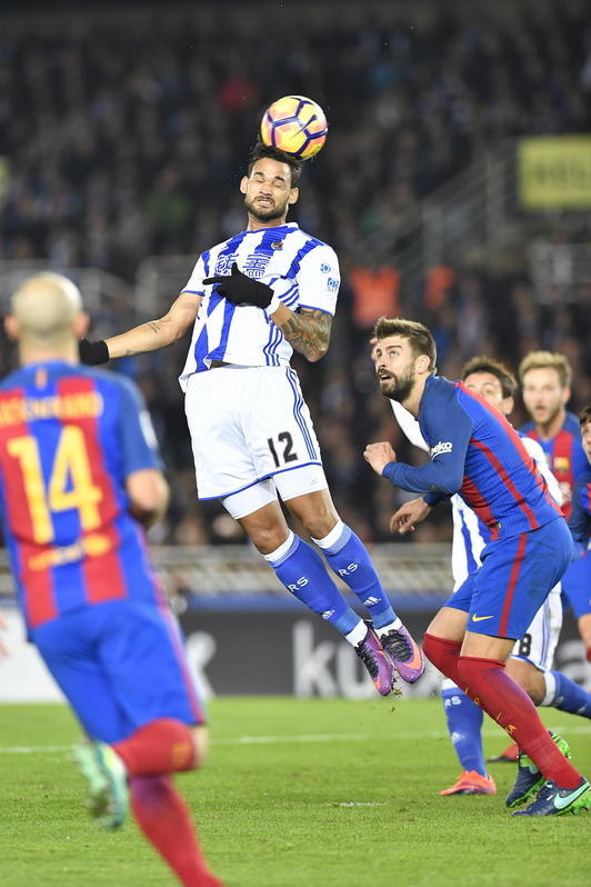 William Jose gana un balón ante la mirada de Piqué. (Juan Carlos RUIZ | ARGAZKI PRESS)