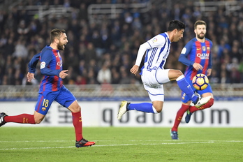 William Jose gana un balón ante la mirada de Piqué. (Juan Carlos RUIZ | ARGAZKI PRESS)