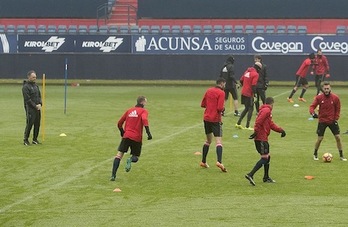 Osasuna ha entrenado a puerta cerrada en El Sadar a la misma hora que jugará contra el Barcelona. (OSASUNA)