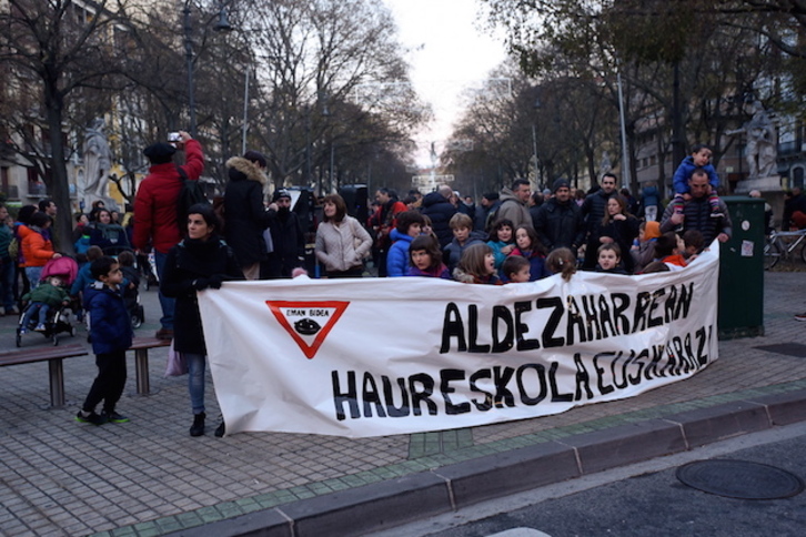 La cadena humana, ante el Parlamento de Nafarroa. (Iñigo URIZ / ARGAZKI PRESS)