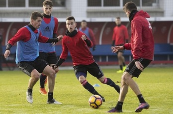 Un momento del entrenamiento de esta mañana en Tajonar. (OSASUNA)