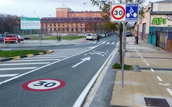 Señales que indican una ‘ciclo-calle’ en Sanduzelai. (AYUNTAMIENTO DE IRUÑEA)